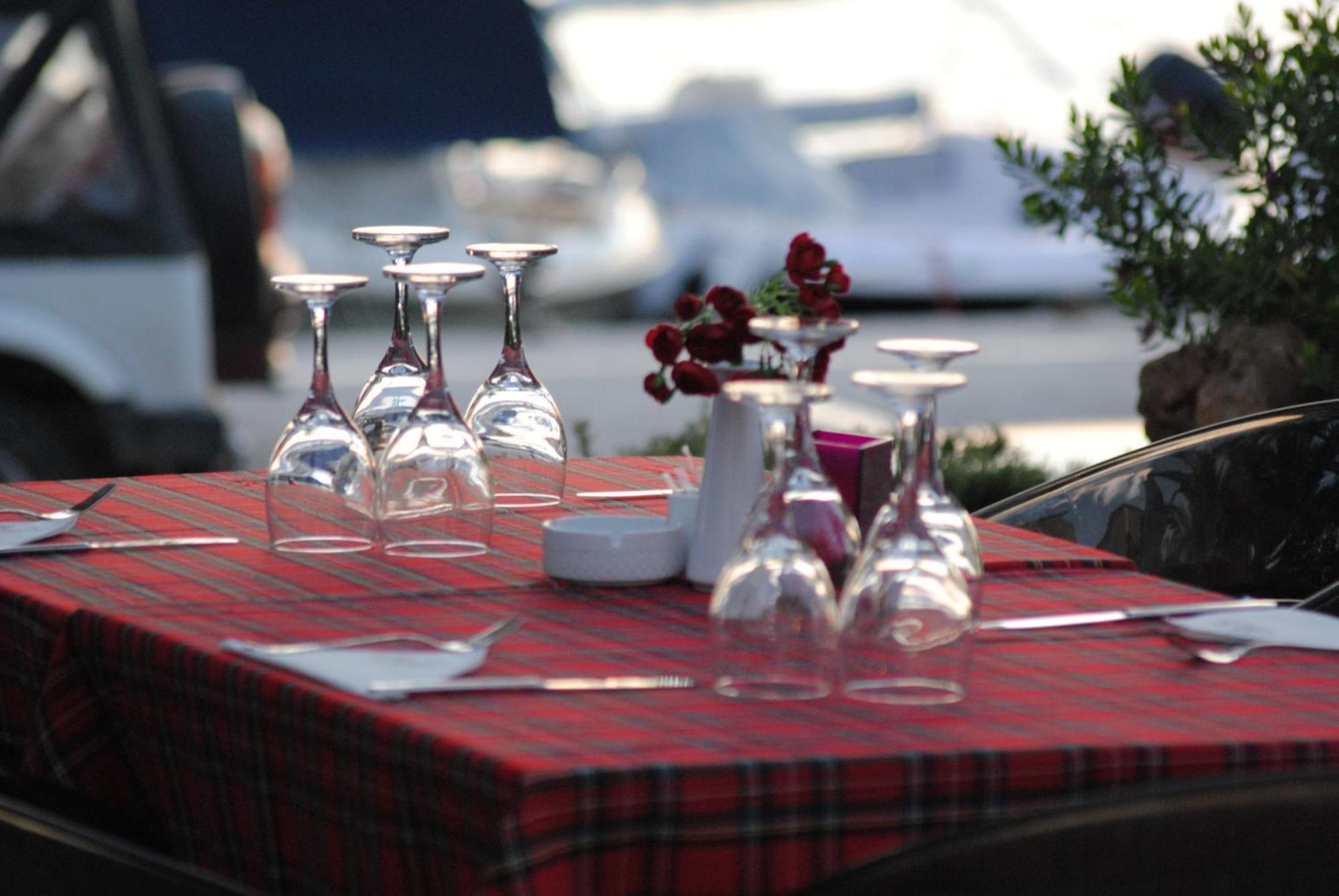 Valis Resort Hotel Volos Exterior foto A restaurant table